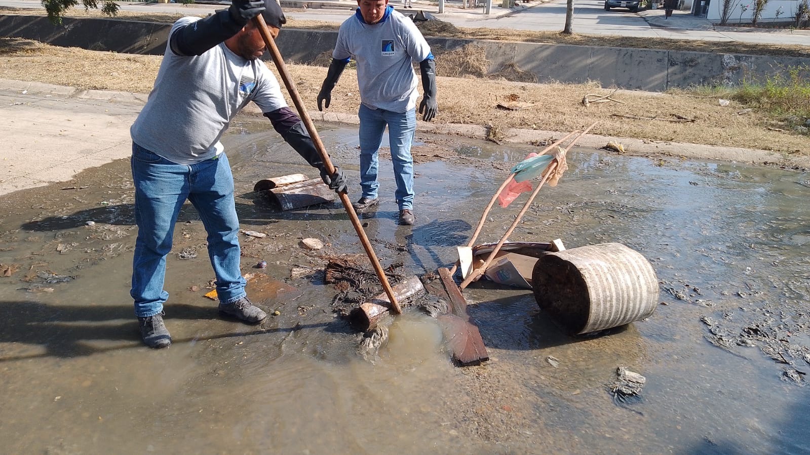 Jumapam realizando trabajos de mantenimeitno en alcantarillado