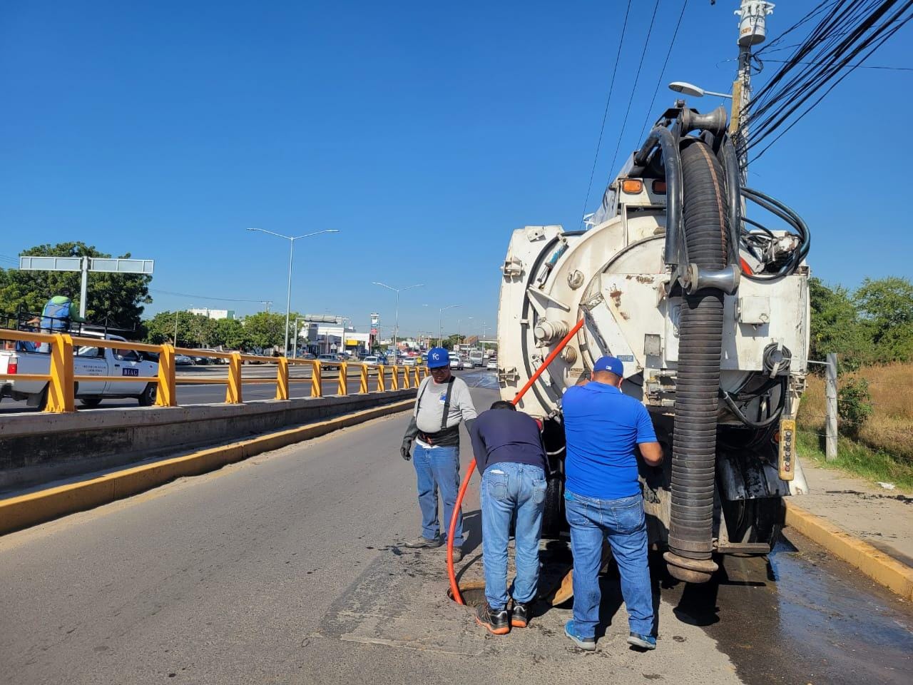 Trabajadores de Jumapam realizan limpieza en alcantarillado