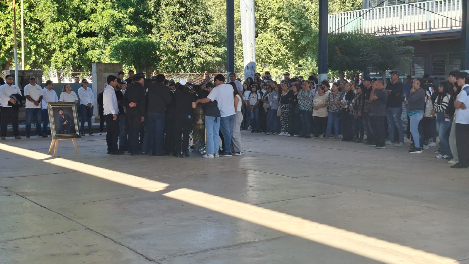 Personas bajo una techumbre reunidas
