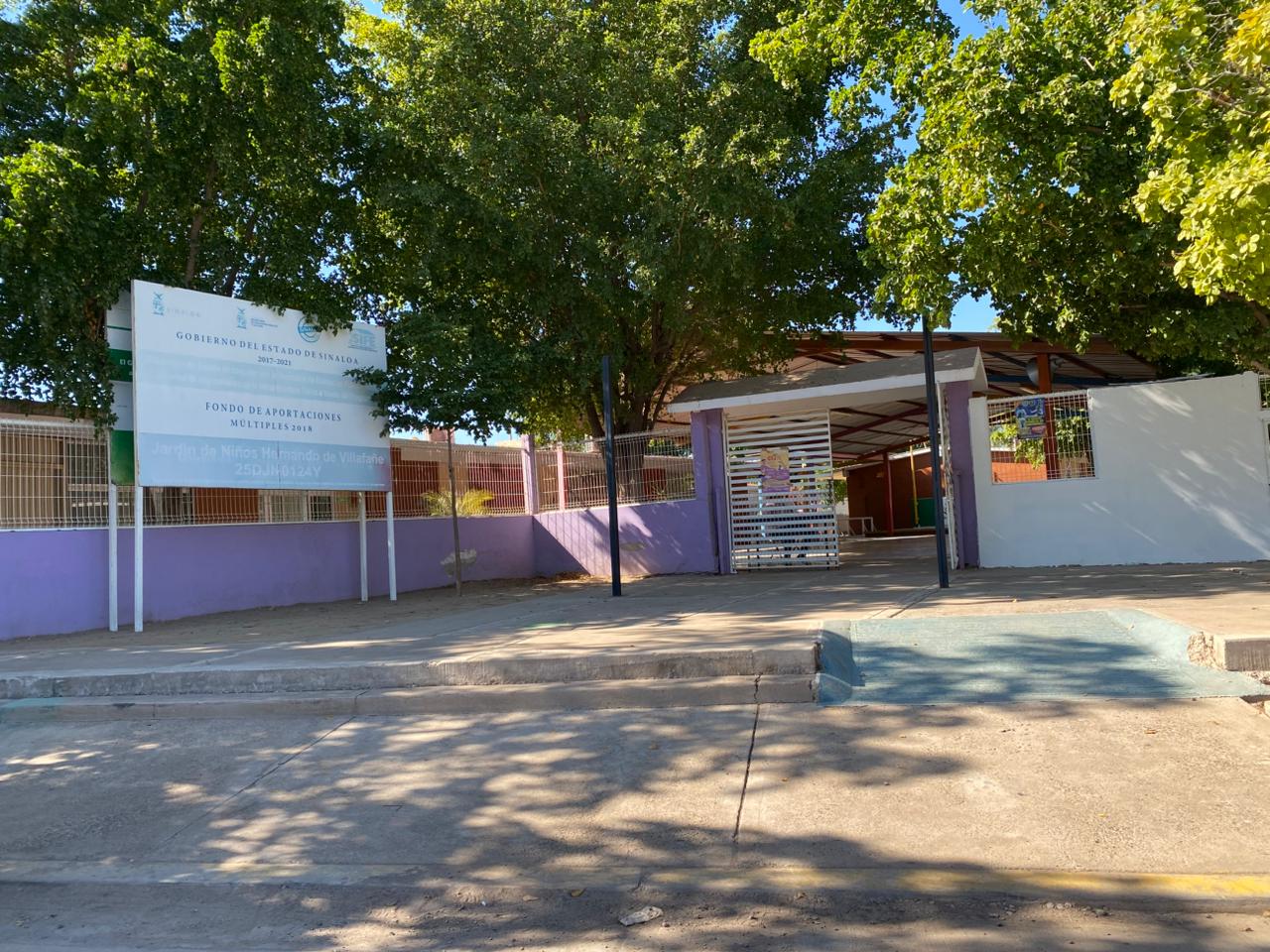 Fachada de una escuela