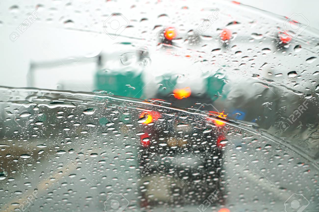 Gotas de agua en el vidrio delantero de un carro luego de la lluvia