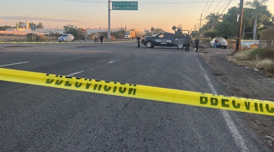 Cinta amarilla de precaución junto a unidades de seguridad en la calle