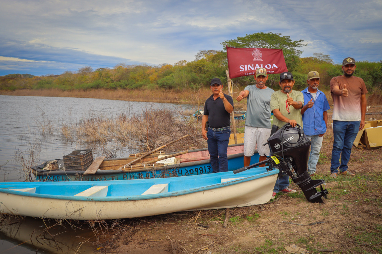 Pescadores con sus motores y pangas
