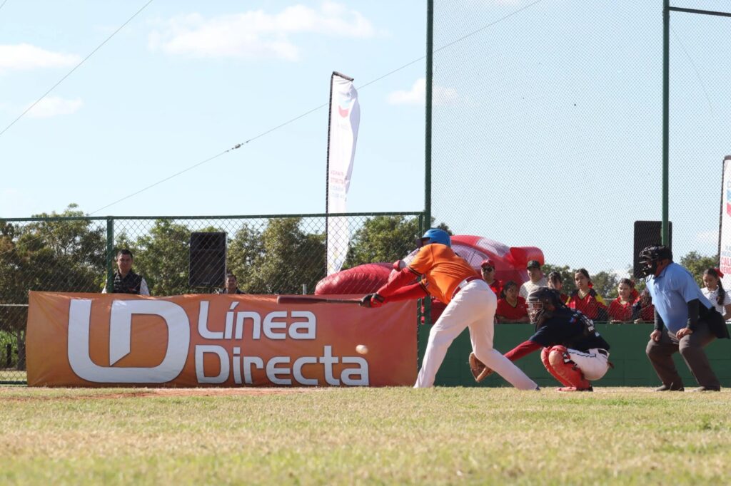 Jugador bateando con casaca de color naranja