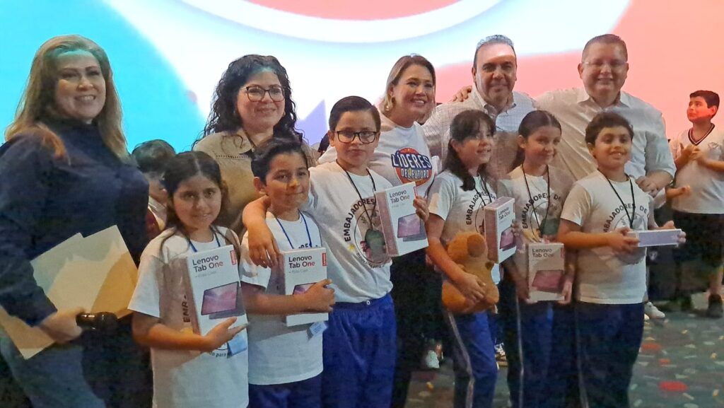 Niños posando para la foto con sus reconocimientos