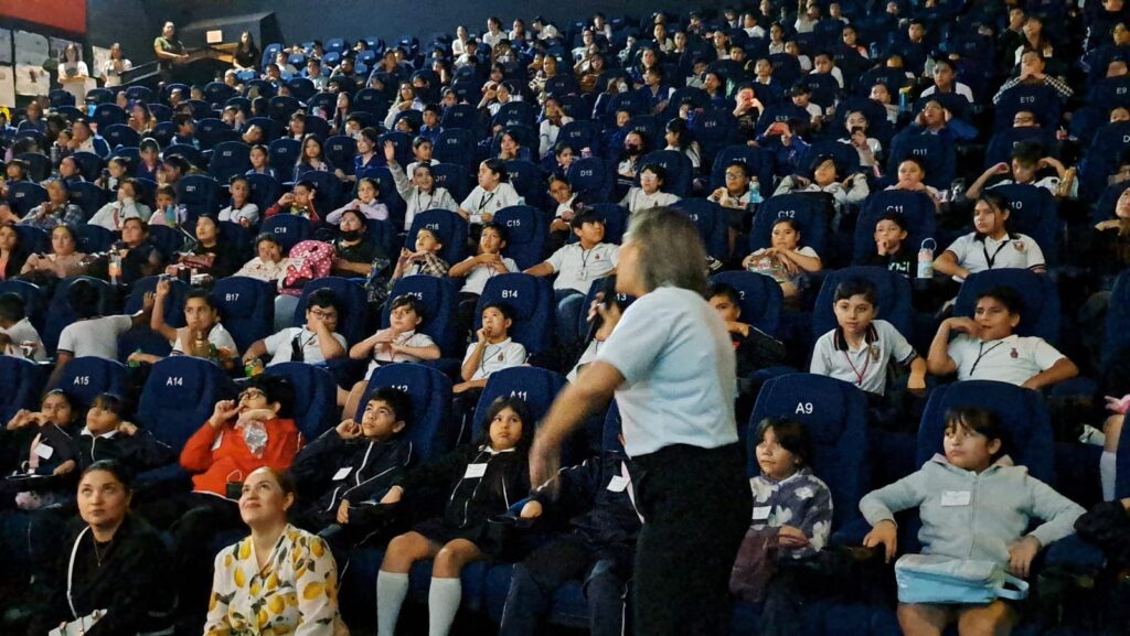Niños sentados en una sala de cine