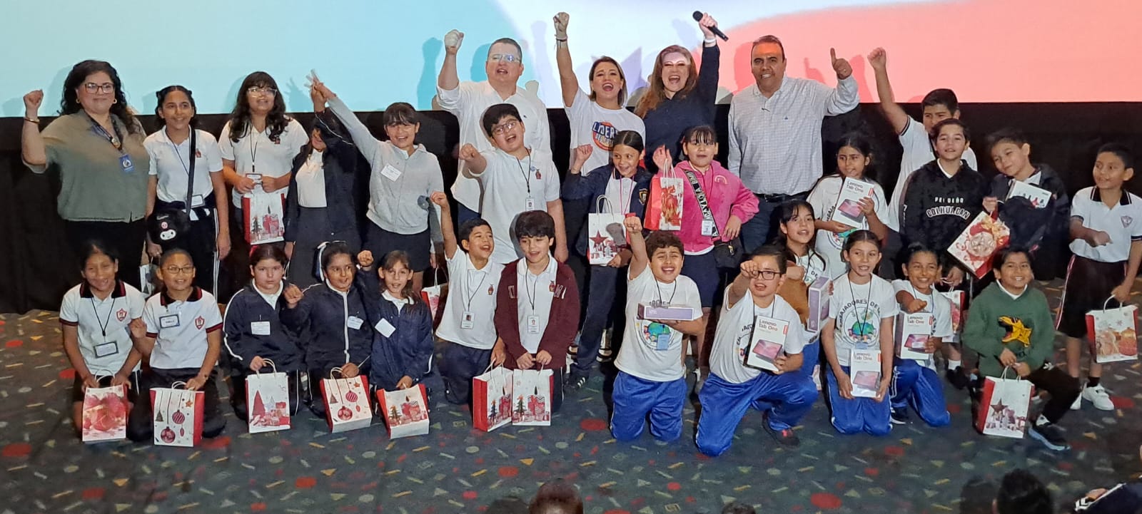Niños ganadores de un concurso posando para la foto