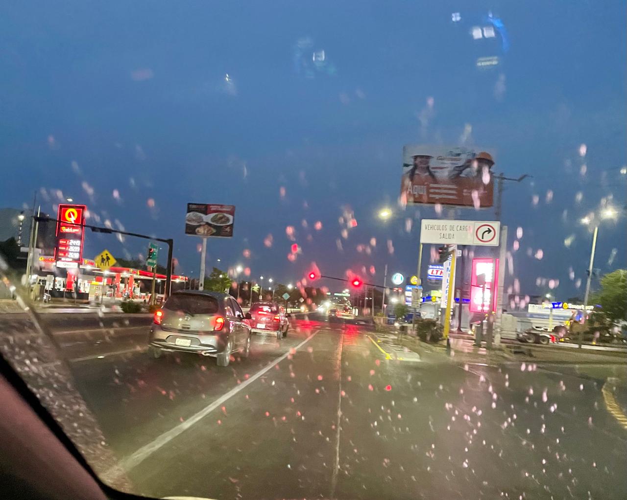 Ventana de carro con gotas de agua por la lluvia