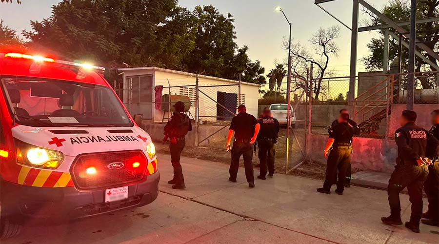 Elementos de la Policía Municipal de Ahome y paramédicos de la Cruz Roja atienden reporte de un hombre sin vida