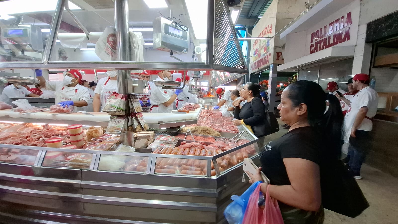 Mazatlecos compran en el mercado Miguel Hidalgo