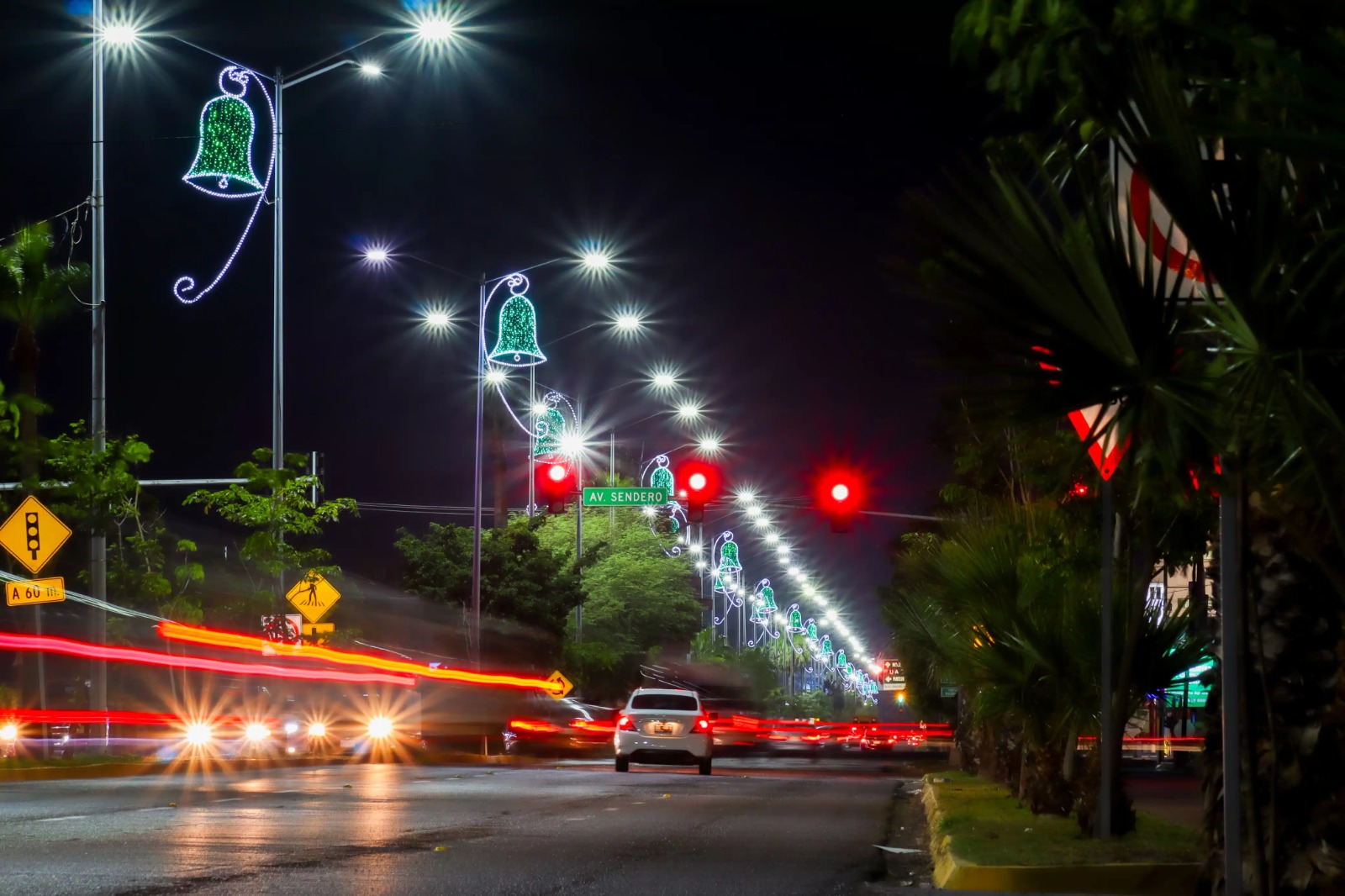Calle de noche en Los Mochis con luces de carros rojas