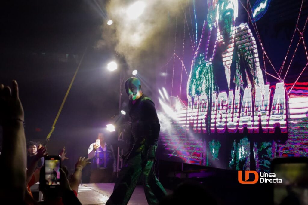 Mr Iguana saliendo en la presentación de Lucha Libre en Los Mochis