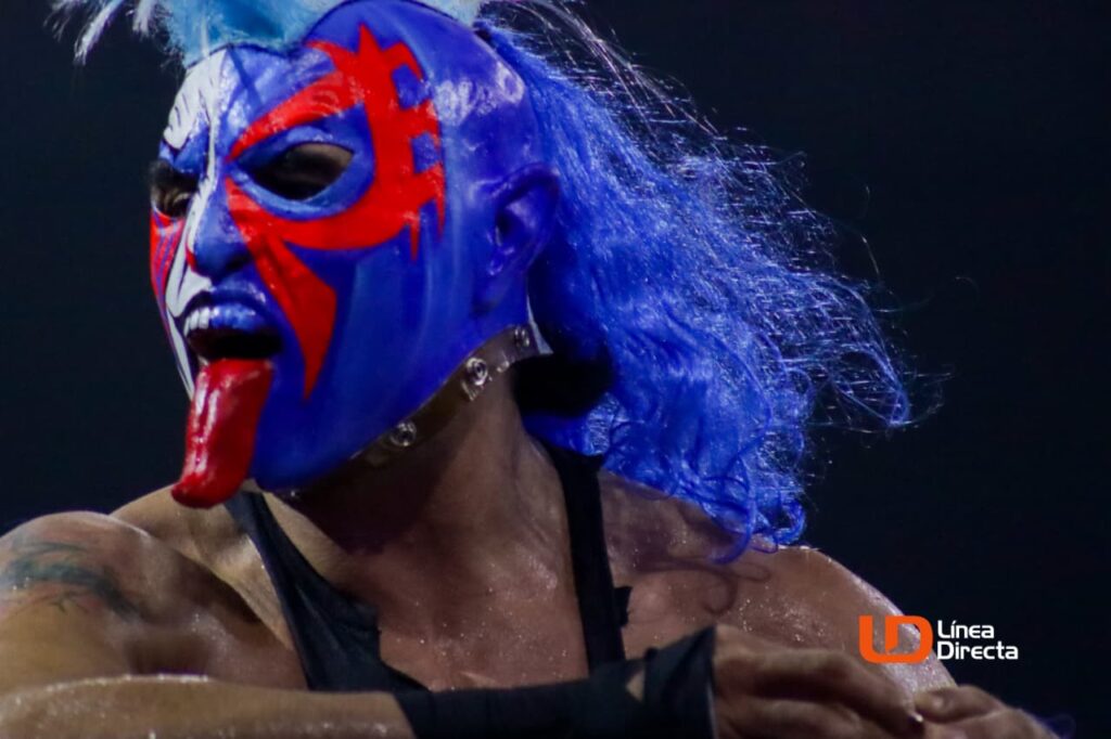 Persona con máscara azul y lengua afuera
