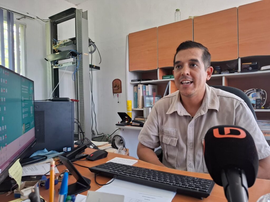 Luis Alberto Torres Alarcón en su oficina siendo entrevistado por Línea Directa