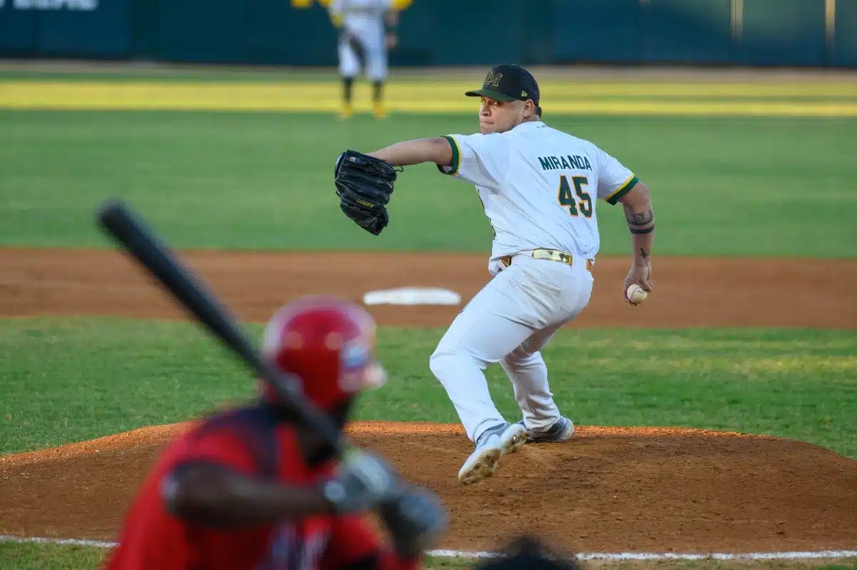 Jugadores de beisbol en un estadio jugando beisbol