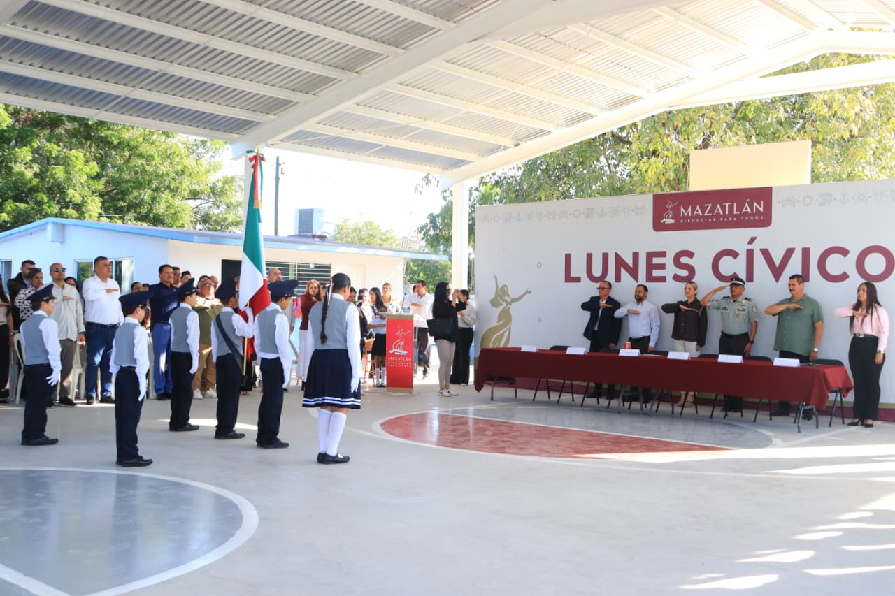 Primaria de Mazatlán, escolta realizando honores a la bandera y autoridades del municipio presentes