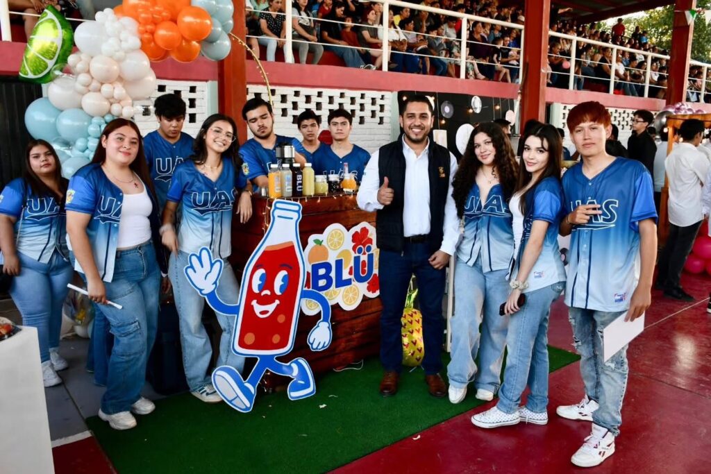 El vicerrector de la Unidad Regional Sur de la UAS, Manuel Iván Tostado Ramírez en compañía de jóvenes estudiantes