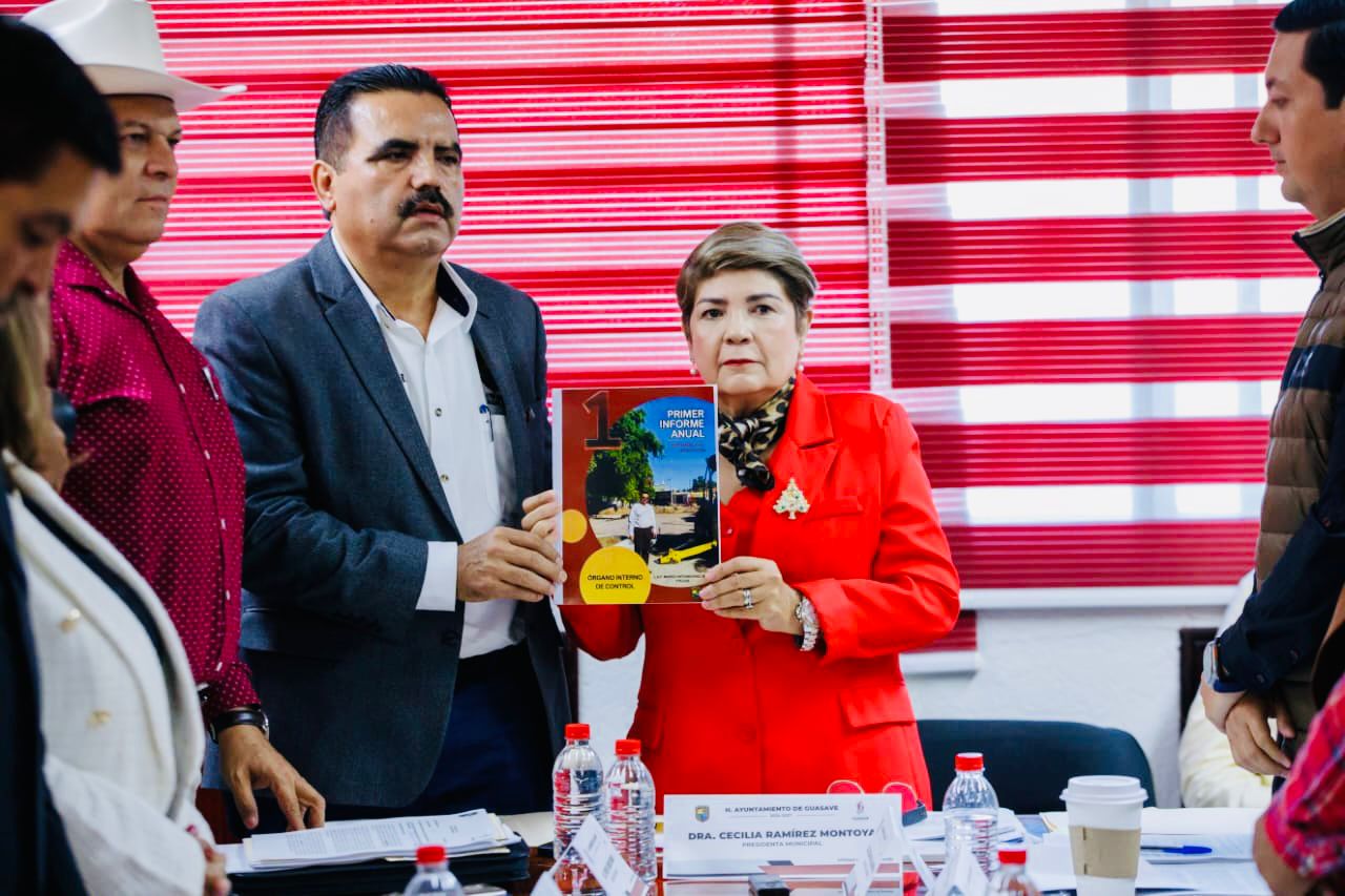 Marco Antonio Báez Rochín junto a la alcaldesa Cecilia Ramírez.