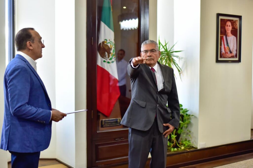 Alcalde Antonio Menéndez tomándole protesta a Marco Antonio Robles Agúndez como titular de la dirección de Medio Ambiente y Desarrollo Urbano.