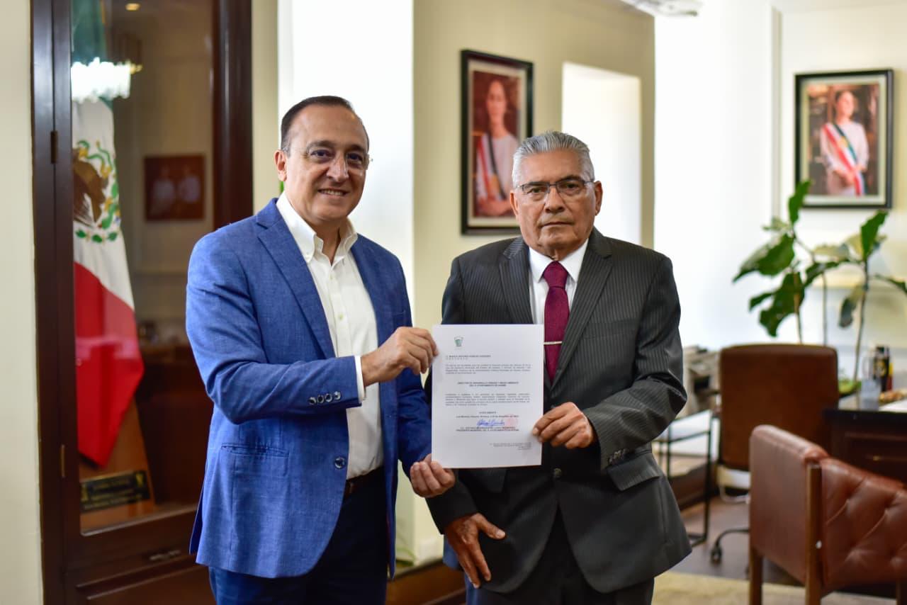 Acalde Antonio Menéndez de Llano Bermúdez junto a Marco Antonio Robles Agúndez.