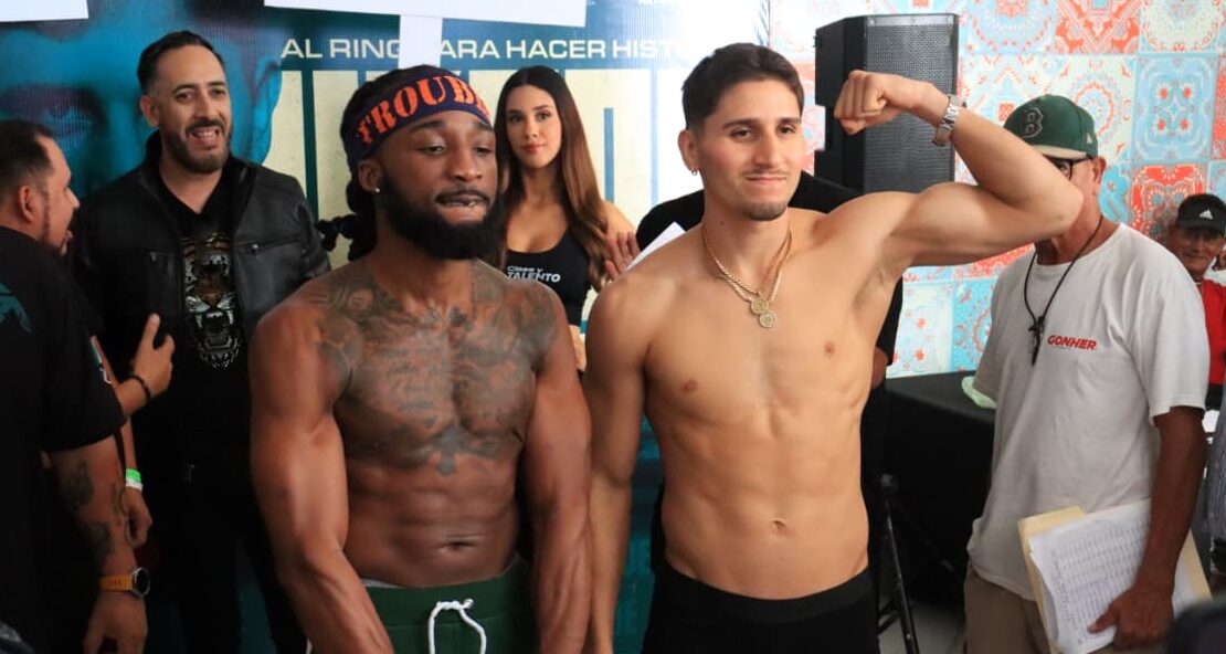 Marco Verde con el brazo arriba junto a Raphael Igbokwe