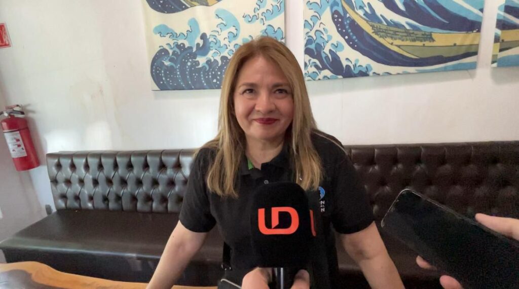 María Luisa Mercado con un micrófono de LD
