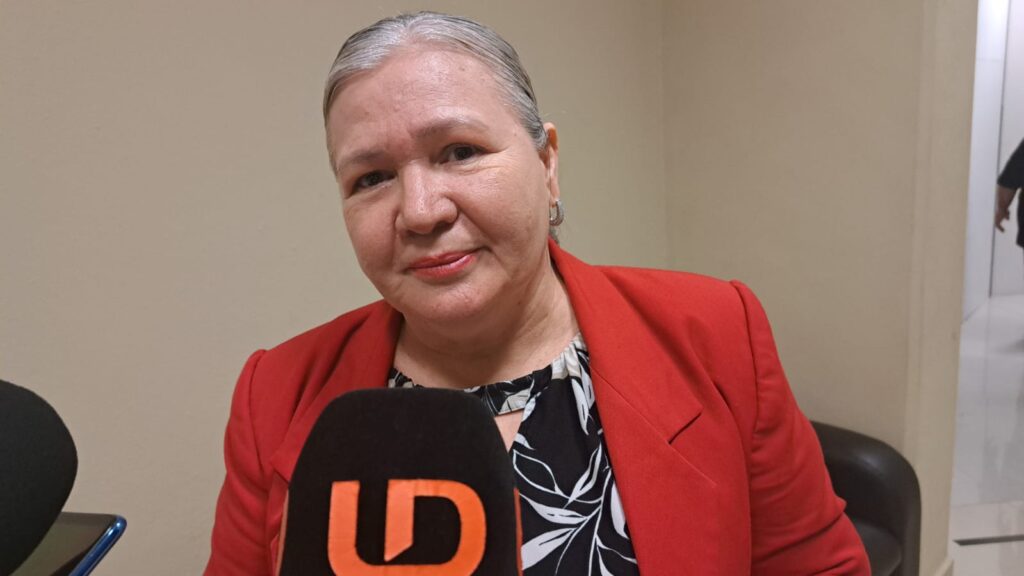 Martha Alicia Torres Reyes con un micrófono de LD