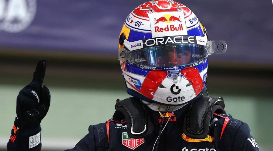 Max Verstappen con el casco puesto