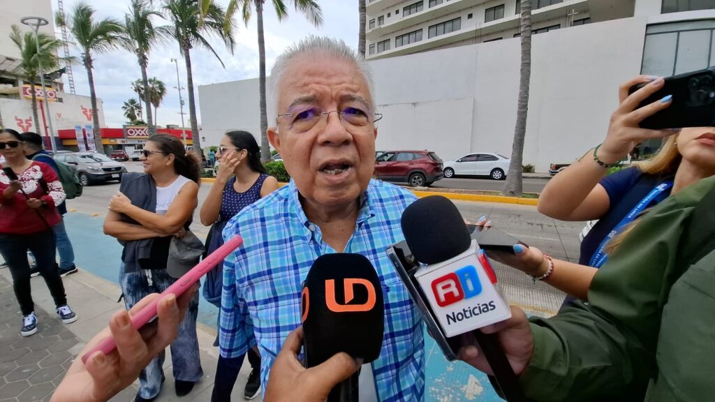 Enrique Vega Ayala con micrófonos de los medios de comunicación