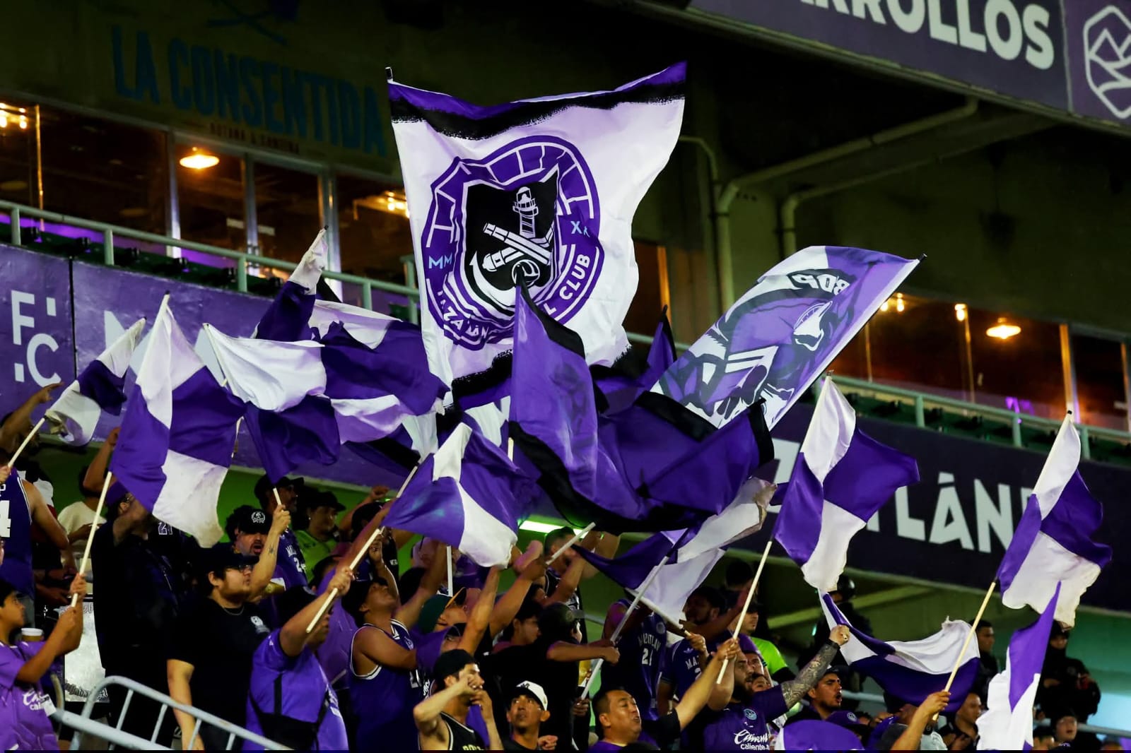 Bandera del Mazatlán FC junto a cientos de aficionados