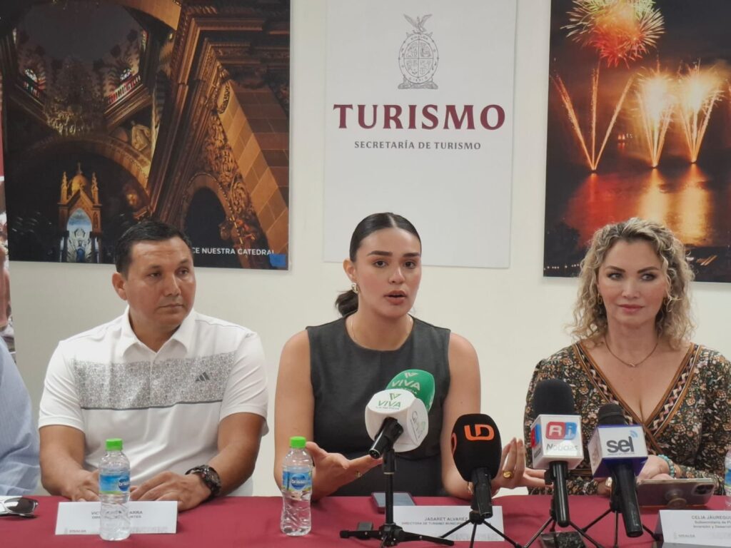 Funcionarios sentados en una rueda de prensa
