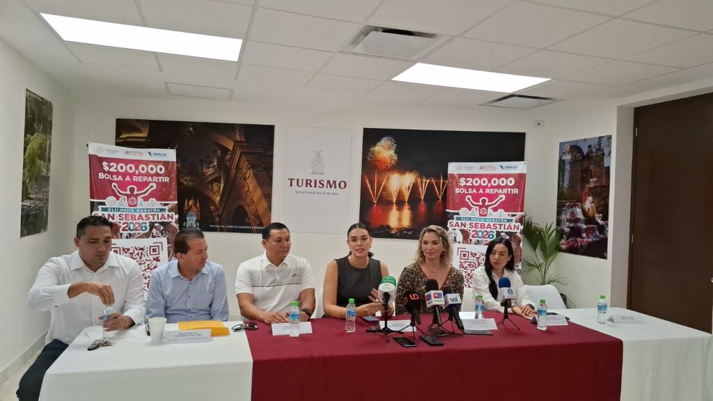 Funcionarios sentados en una rueda de prensa