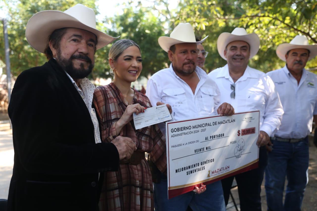 Ganaderos sosteniendo un cheque junto con Estrella Palacios