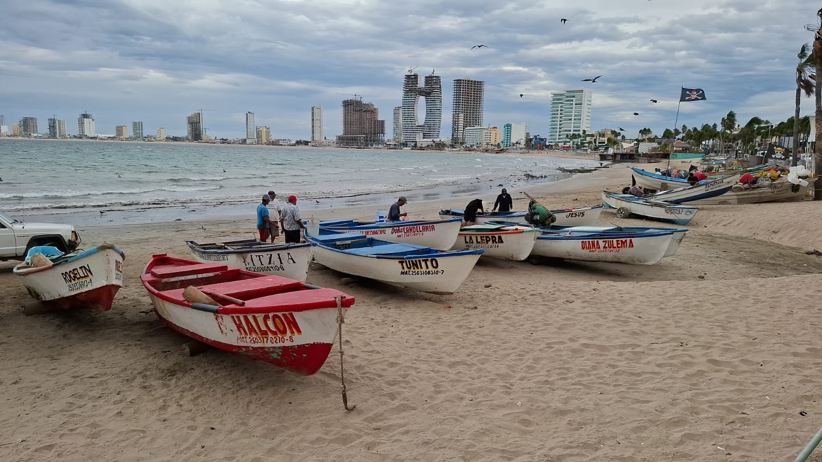 Pangas pesqueras en playa de Mazatlán
