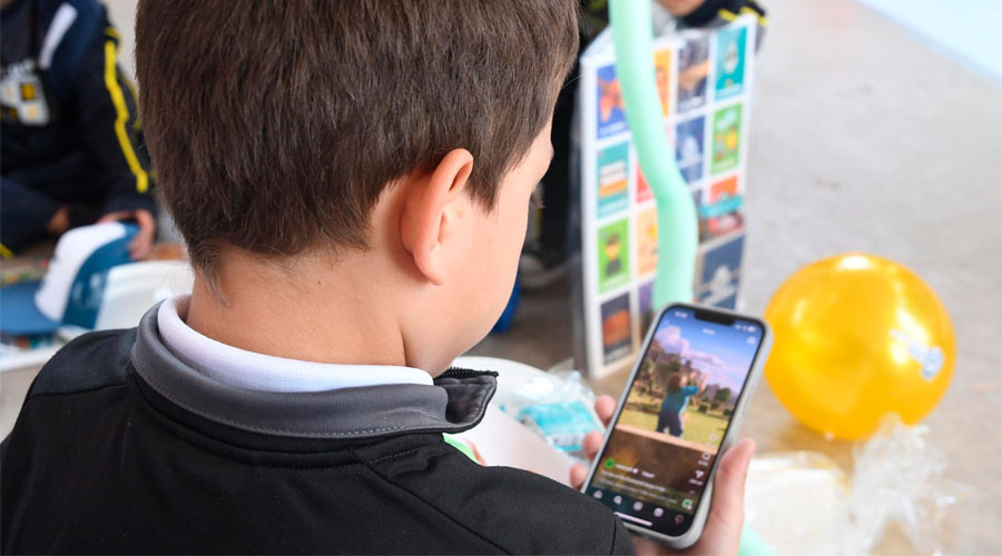 Menor de edad usa teléfono móvil