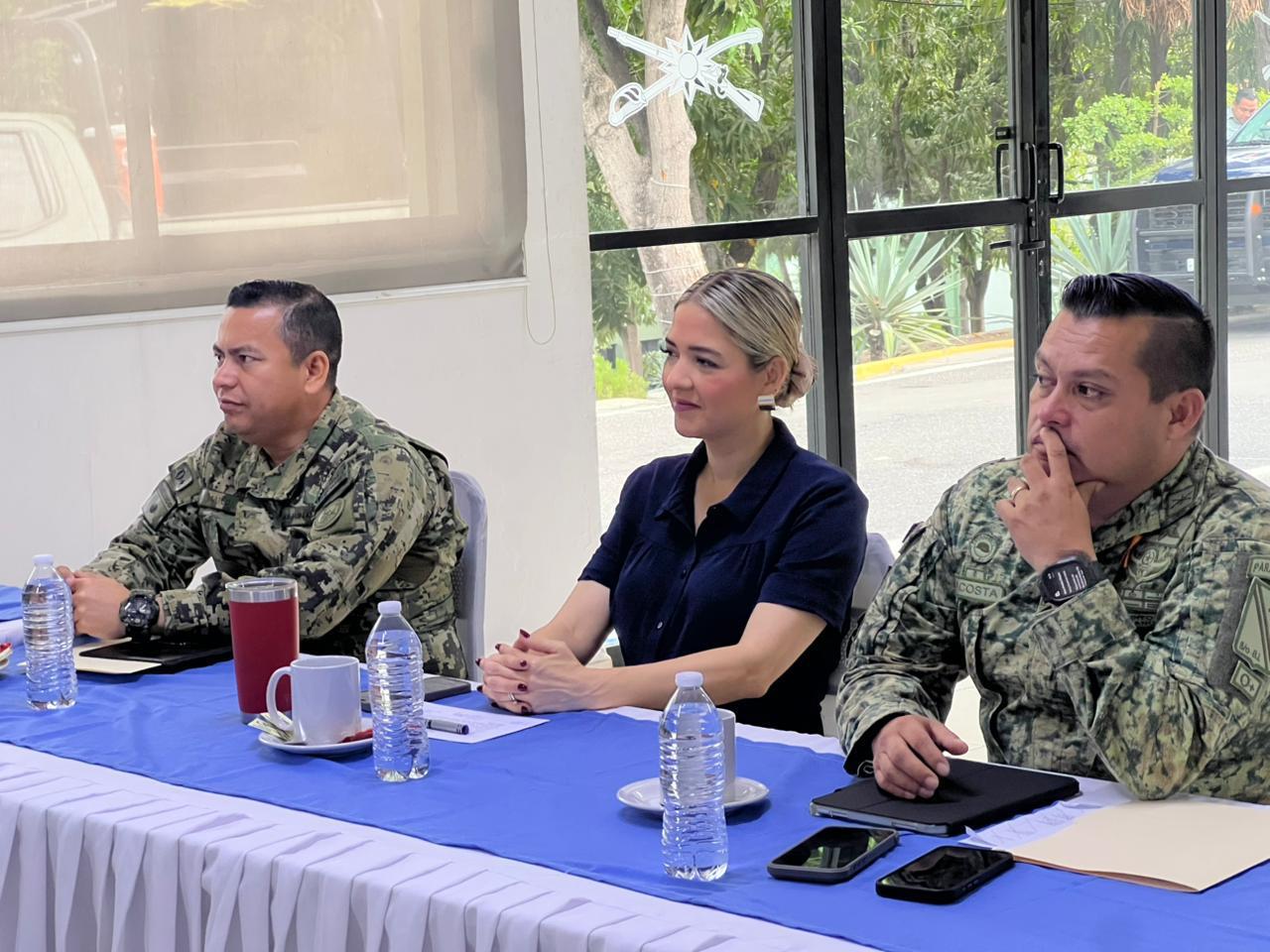 Elementos del ejercito junto a la alcalde de Mazatlán, Estrella Domínguez