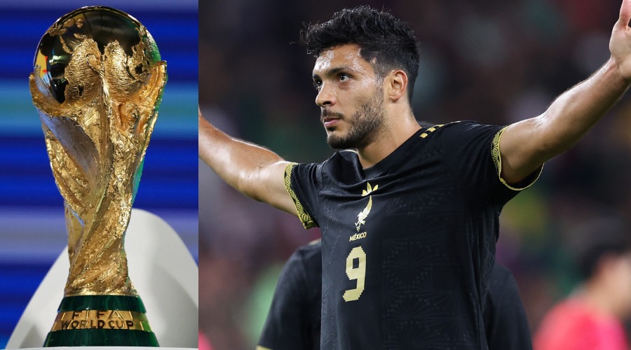 A la izquierda la copa del mundo y a la derecha Raúl Jiménez con los brazos extendidos