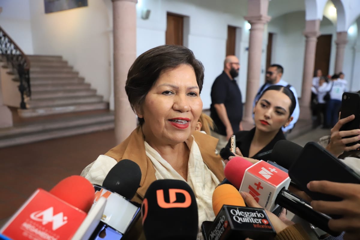 Mirna Medina Quiñónez, madre rastreadora con mmicrófonos de medios de comunicación