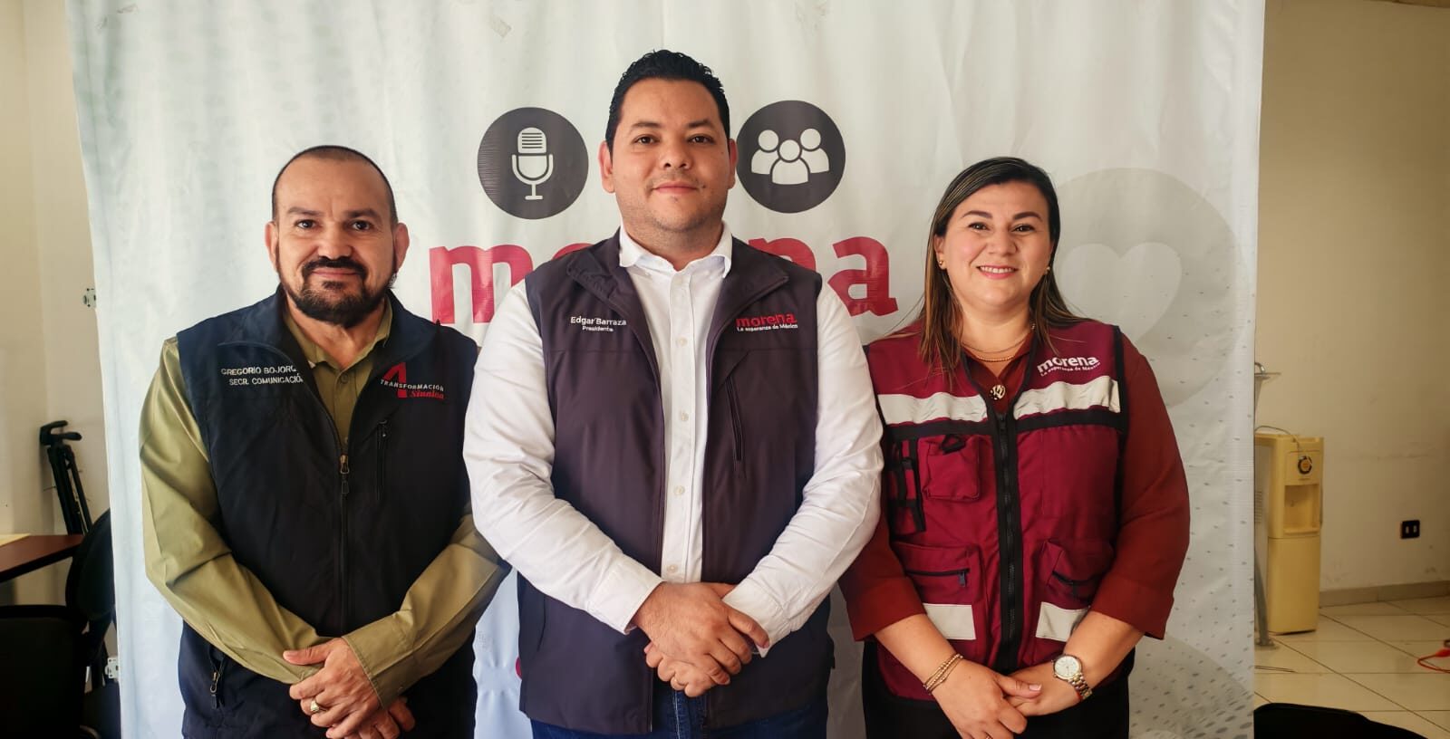 Dirigente de Morena en Sinaloa, Édgar Barraza Castillo junto a personal de Morena parados