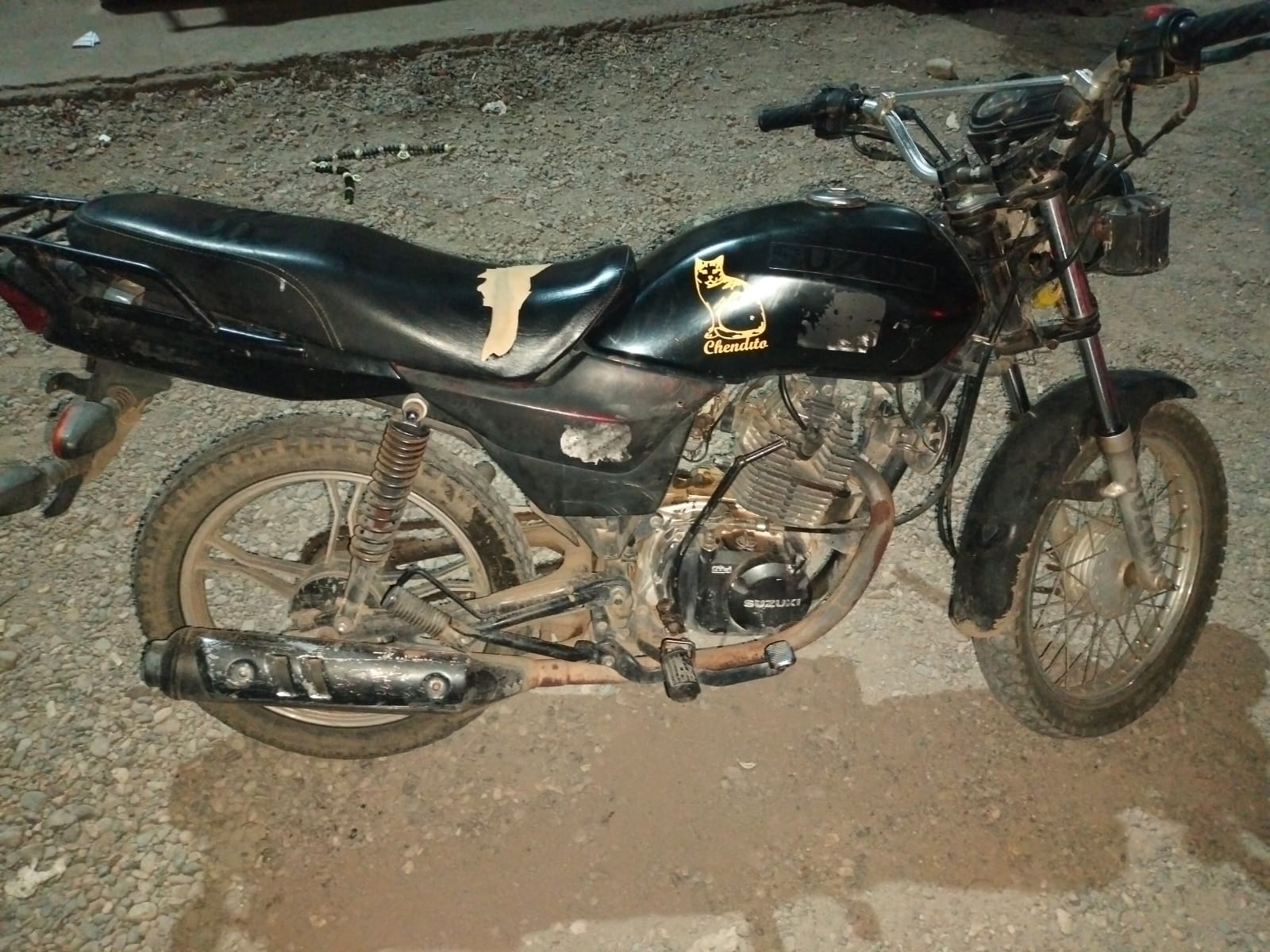 Motocicleta de color negro parada