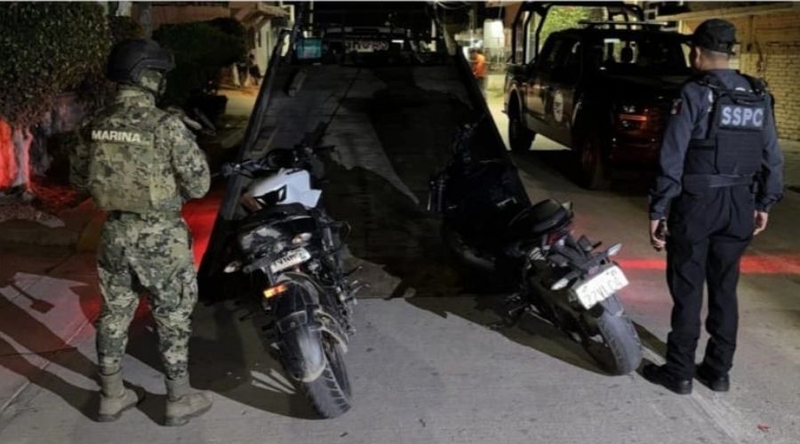 Personal del ejército mexicano junto a Policía municipal y las motos aseguradas