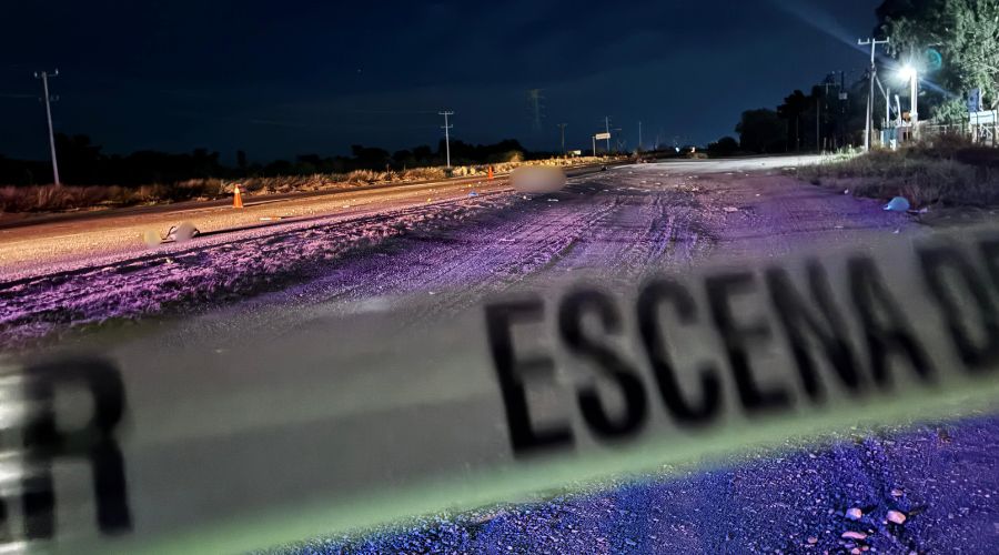 Cinta amarilla de precaución en una carretera donde hubo un accidente