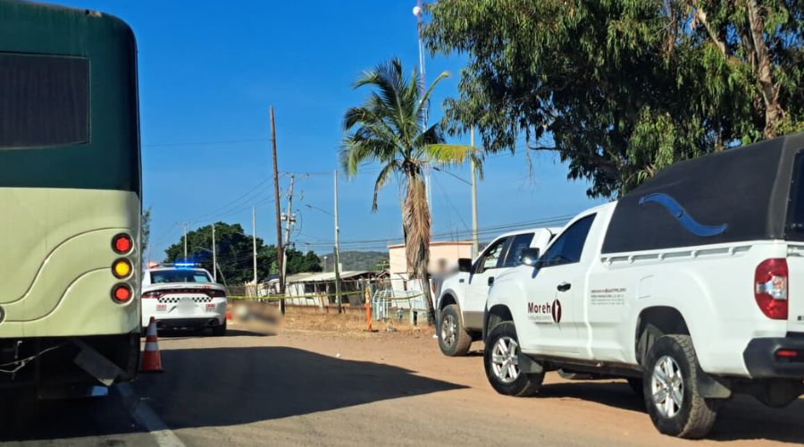 Unidades de la semefo y Guardia Nacional así como un autobús de pasajeros, al fondo se observa una cinta amarilla de precaución