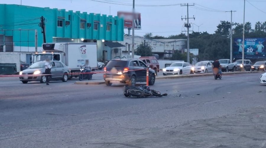 Motocicleta tirada en la calle con cintas de precaución alrededor