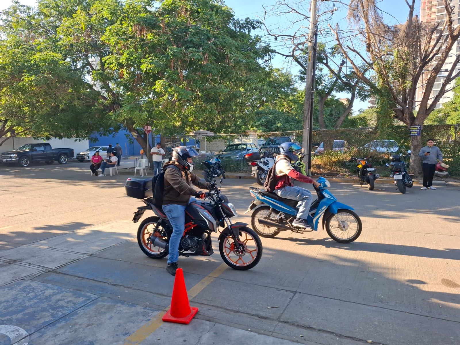 Motociclistas circulando en la ciudad