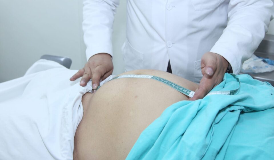 Mujer embarazada en consulta médica