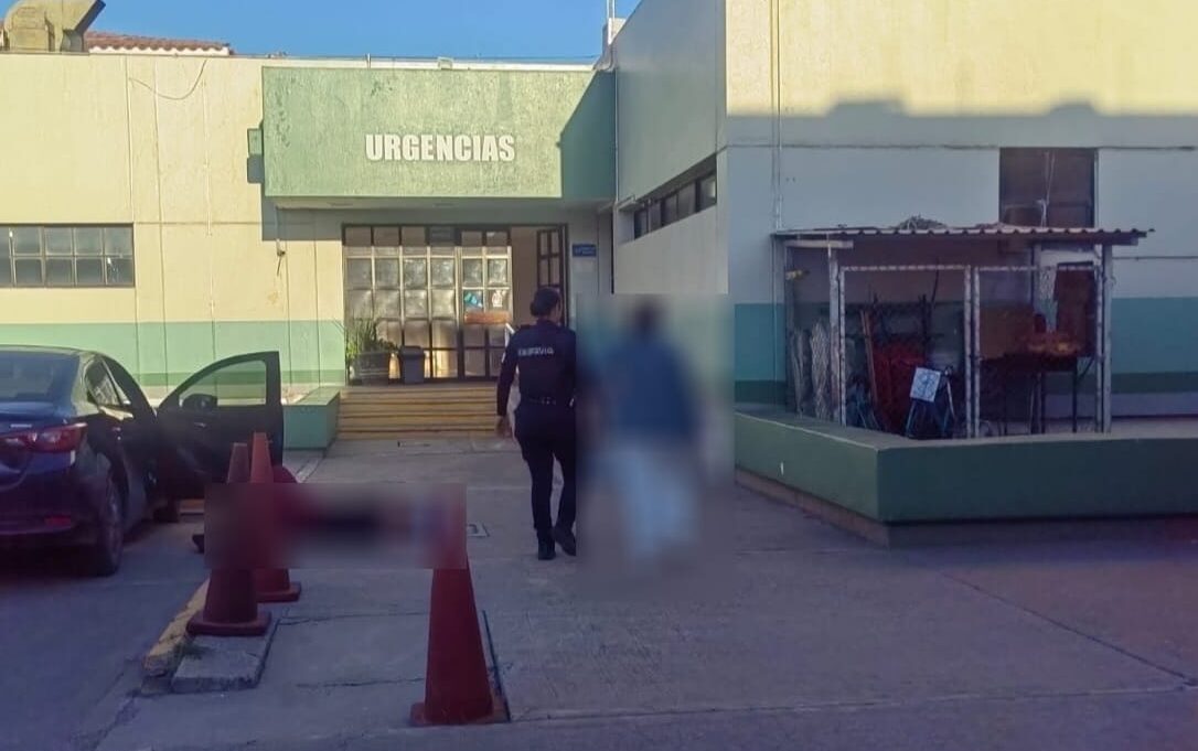 Urgencias del IMSS con elementos de la policía