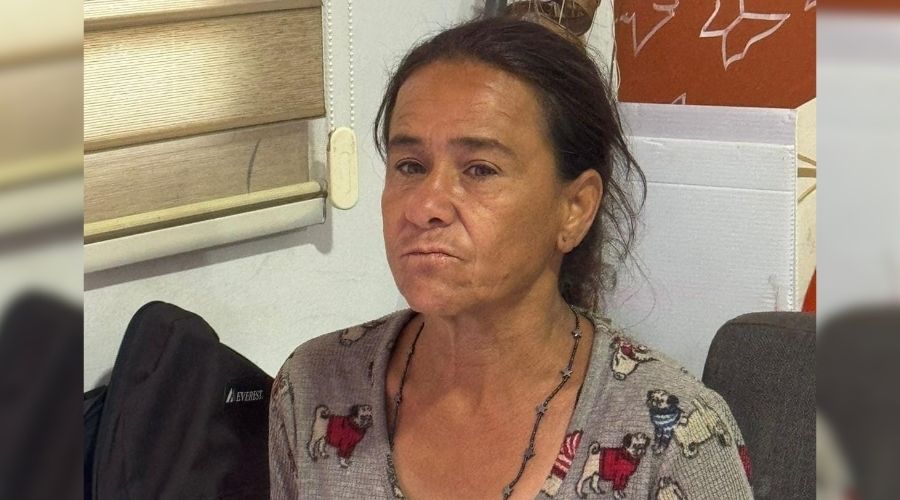 Una mujer sentada de frente