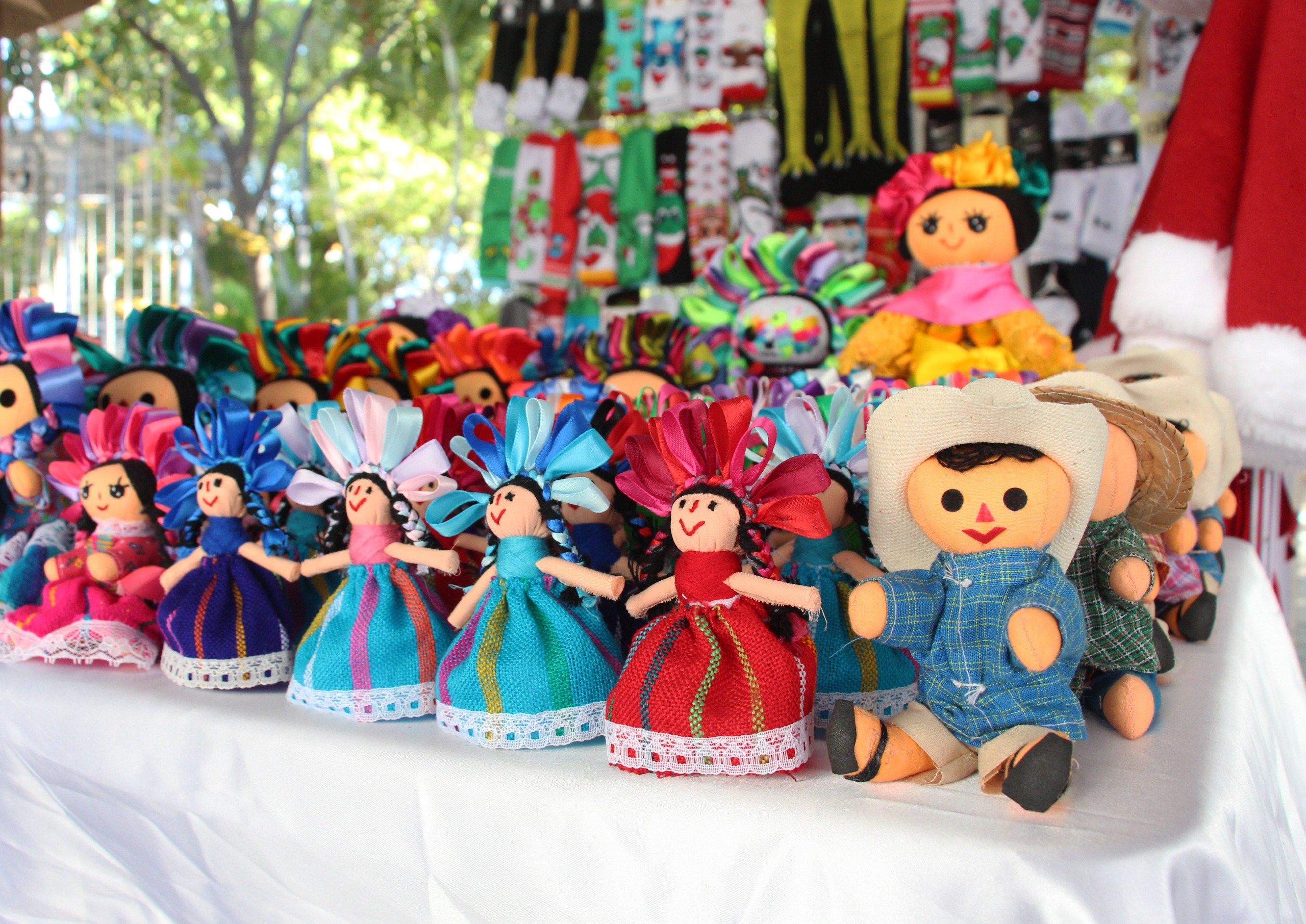 Muñecas tradicionales en el Bazar Navideño 2025 en Culiacán