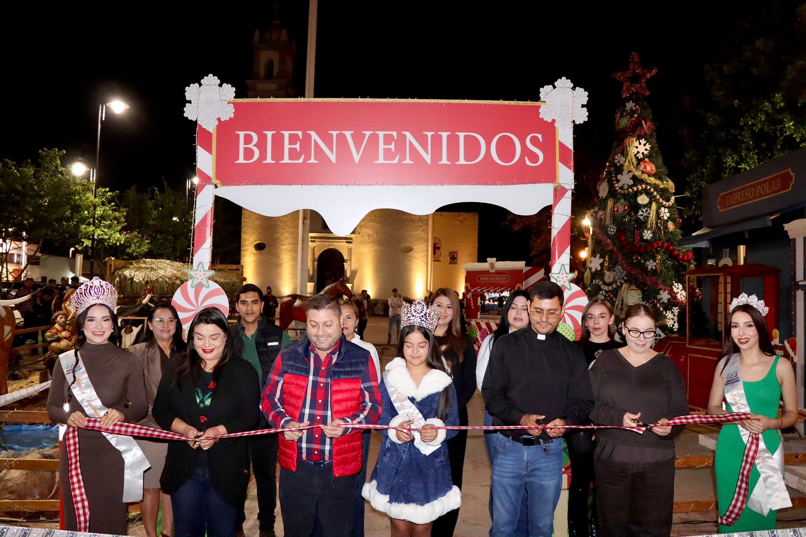 Familias de Badiraguato viven la magia de la Navidad con el encendido del árbol
